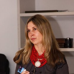 Оксана Скляренко на чаюванні з лялькою, 20.12.2016 р.