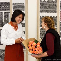 Світлана Долеско та Інна Залізнюк на відкритті виставки «Ірина Свйонтек. Життя присвячене мистецтву», 18 травня 2017 року