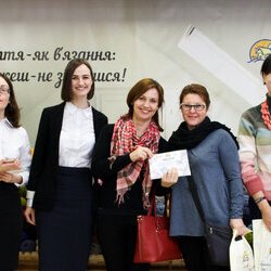 Вікторія Драган та Наталія Зайцева з організаторами виставки «Тепла осінь», 29.10.2016 р.