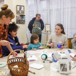 Фото з майстер-класу із розпису новорічних кульок у техніці декупажу, Олеся Токарська