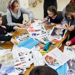 Фото з лекції-практикуму зі створення колажу, Аліна та Вікторія Пономаренко