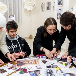 Фото з лекції-практикуму зі створення колажу, Аліна та Вікторія Пономаренко