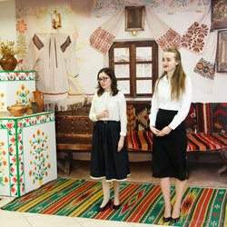 Ольга Музиченко та Анастасія Горобець на закритті V Всеукраїнської виставки «Бісер: Вчора. Сьогодні. Завтра», 31.03.2017 р.