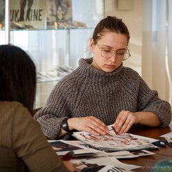 Фото з лекції-практикуму зі створення колажу, Аліна та Вікторія Пономаренко