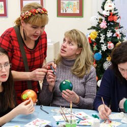 Фото з майстер-класу із оздоблення новорічних кульок у техніці петриківського розпису, Олеся Токарська
