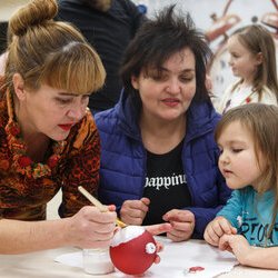 Фото з майстер-класу із розпису новорічних кульок у техніці декупажу, Олеся Токарська