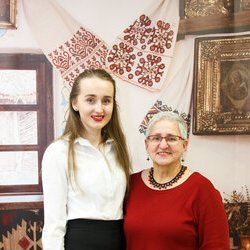 Анастасія Горобець та Марія Рипан на закритті V Всеукраїнської виставки «Бісер: Вчора. Сьогодні. Завтра», 31.03.2017 р.