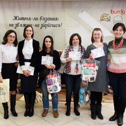 Альона ЧЕ, Оксана Тихоненко та Юлія Басецька з організаторами виставки «Тепла осінь», 29.10.2016 р.