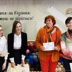 Ольга Мельничук з організаторами виставки «Тепла осінь», 29.10.2016 р.