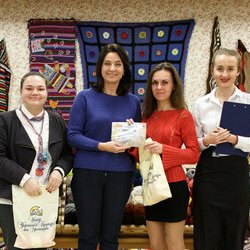Юлія Сайфуліна з організаторами ІІ Всеукраїнської виставки в'язання «Тепла осінь», 27 жовтня 2017 р.