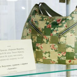 Автор: Ніна Янчуковська. Виставка клаптикового шиття «Україна зоряної мови, Україна Божого Буття», 2 – 23.09.2017 р.