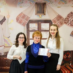 Галина Петруша з організаторами V Всеукраїнської виставки «Бісер: Вчора. Сьогодні. Завтра», 31.03.2017 р.