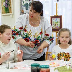 Фото з майстер-класу із писанкарства за зразком писанок Київщини «Мальва», Тетяна Коновал