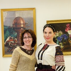 Ганна Андрес та Влада Литовченко на закритті виставки «Багатослів'я мовчазних речей», 11 травня 2017 р.