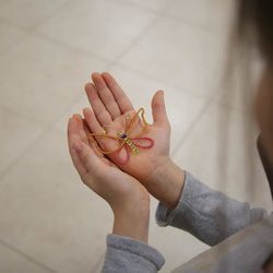 Фото з майстер-класу для діток зі створення метелика з бісеру