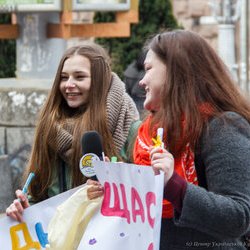 Марія Кривець та Олена Косік на святкуванні Дня Щастя на Хрещатику, 20 березня 2017 р.