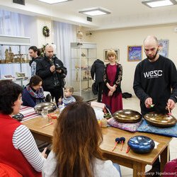 Фото з родинного майстер-класу зі створення нововічно-різдвяного декору та гри на музичних інструментах