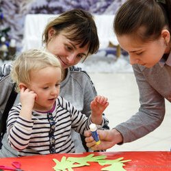 Фото з майстер-класу із виготовлення різдвяного вінка з паперу «Долонька», І. Кливець, К. Кліандрова, О. Косік.