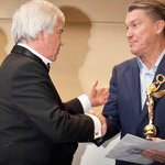 Премію «Легенда футболу» вручають заступниця Міністра Культури Вікторія Ліснича і Володимир Мунтян.