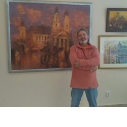 Тарас Усик на персональній виставці з нагоди його 60-ліття на тлі своїх картин