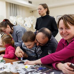 Фото з лекції-практикуму зі створення колажу, Аліна та Вікторія Пономаренко