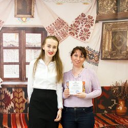 Катерина Тарчевська з організаторами V Всеукраїнської виставки «Бісер: Вчора. Сьогодні. Завтра», 31.03.2017 р.