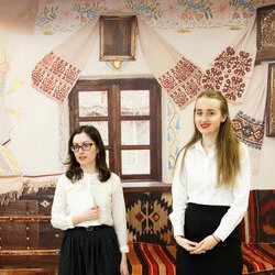 Ольга Музиченко та Анастасія Горобець на закритті V Всеукраїнської виставки «Бісер: Вчора. Сьогодні. Завтра», 31.03.2017 р.