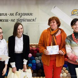 Ольга Мельничук з організаторами виставки «Тепла осінь», 29.10.2016 р.