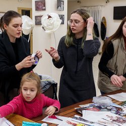 Фото з лекції-практикуму зі створення колажу, Аліна та Вікторія Пономаренко