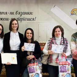 Альона ЧЕ та Оксана Тихоненко з організаторами виставки «Тепла осінь», 29.10.2016 р.
