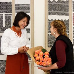 Світлана Долеско та Інна Залізнюк на відкритті виставки «Ірина Свйонтек. Життя присвячене мистецтву», 18 травня 2017 року