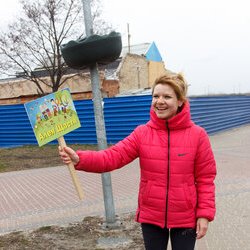 Олена Таран - ініціатор та організатор акції. Створення Алеї Щастя, 18 березня 2017 р.