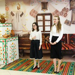 Ольга Музиченко та Анастасія Горобець на закритті V Всеукраїнської виставки «Бісер: Вчора. Сьогодні. Завтра», 31.03.2017 р.