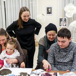 Фото з лекції-практикуму зі створення колажу, Аліна та Вікторія Пономаренко