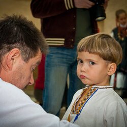 Артист. Готується до виступу. Схоже, що тато хвилюється більше.