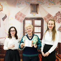 Галина Лаврова з організаторами V Всеукраїнської виставки «Бісер: Вчора. Сьогодні. Завтра», 31.03.2017 р.