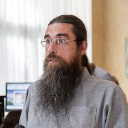 Отець Димитрій Краснобаєв на відкритті виставки «У в'язниці Я був*…» * Мт 25:36