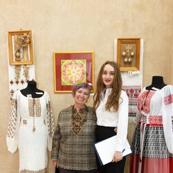 Анастасія Горобець та Зоя Романова на відкритті виставки «Сонячний Великдень-2017», 8 квітня 2017 року