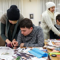 Фото з лекції-практикуму зі створення колажу, Аліна та Вікторія Пономаренко