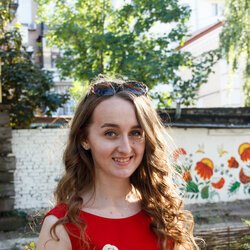 Анастасія Горобець на святкуванні Всесвітнього дня в'язання на публіці, 9 червня 2017 р.