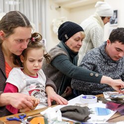 Фото з лекції-практикуму зі створення колажу, Аліна та Вікторія Пономаренко