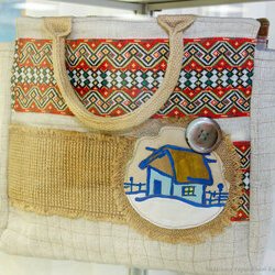Автор: Ніна Янчуковська. Виставка клаптикового шиття «Україна зоряної мови, Україна Божого Буття», 2 – 23.09.2017 р.