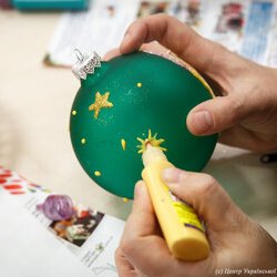 Фото з майстер-класу із розпису новорічних кульок у техніці декупажу, Олеся Токарська