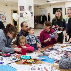 Фото з лекції-практикуму зі створення колажу, Аліна та Вікторія Пономаренко