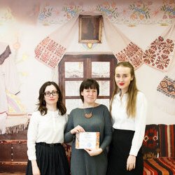 Анна Макухіна з організаторами V Всеукраїнської виставки «Бісер: Вчора. Сьогодні. Завтра», 31.03.2017 р.