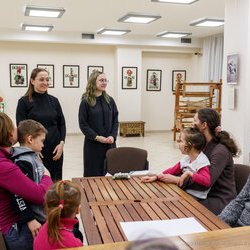 Фото з лекції-практикуму зі створення колажу, Аліна та Вікторія Пономаренко