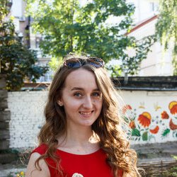 Анастасія Горобець на святкуванні Всесвітнього дня в'язання на публіці, 9 червня 2017 р.