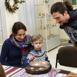 Фото з родинного майстер-класу зі створення нововічно-різдвяного декору та гри на музичних інструментах