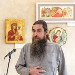 Отець Димитрій Краснобаєв на відкритті виставки «У в'язниці Я був*…» * Мт 25:36