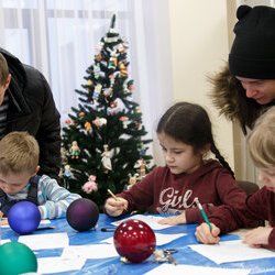 Фото з майстер-класу із розпису новорічних кульок, Олеся Токарська